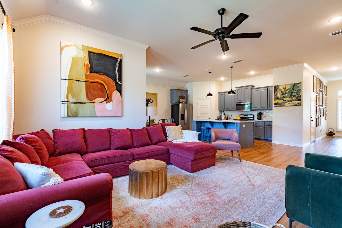 Rose City Gem. Cozy & Vibrant. Sleeps 7.