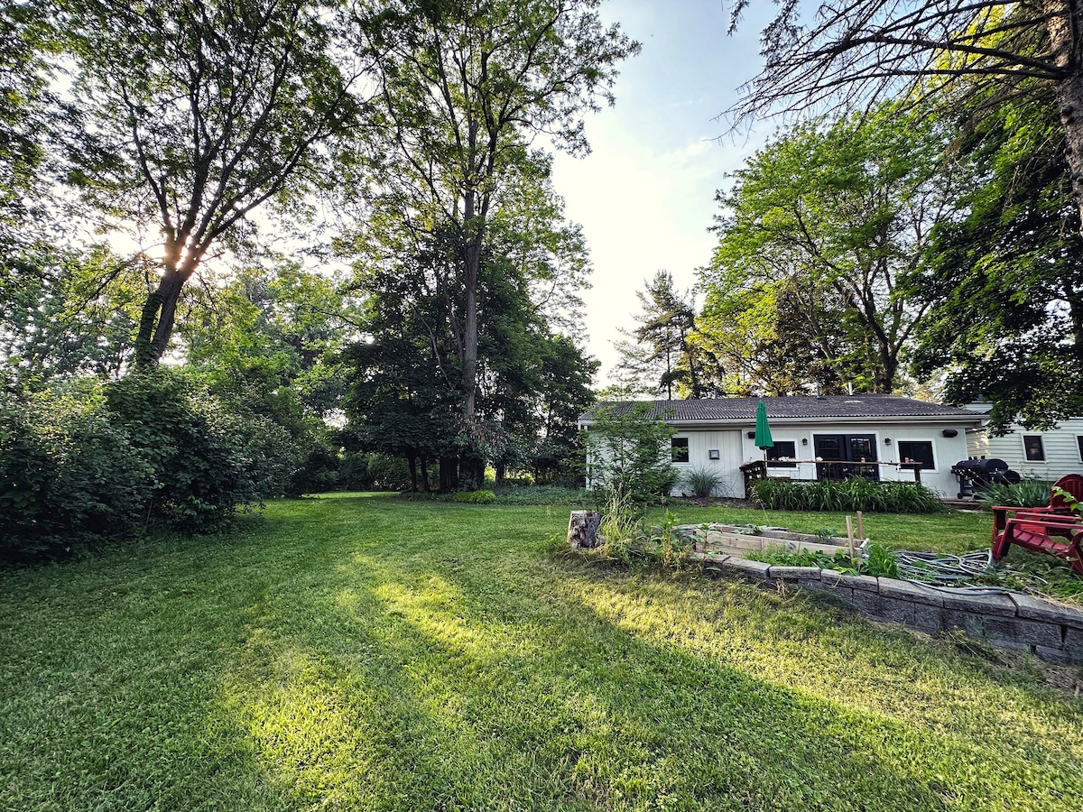 Wooded, Private Guest Cottage