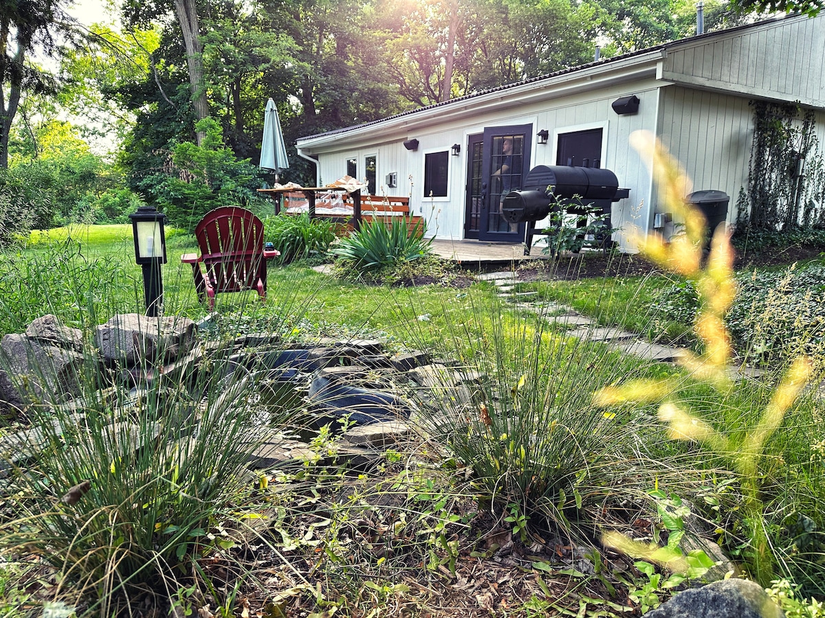 Wooded, Private Guest Cottage