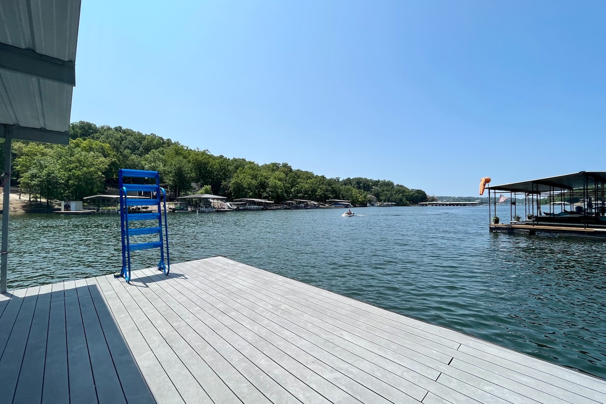 Lakeside Breeze (Pet friendly, private dock)