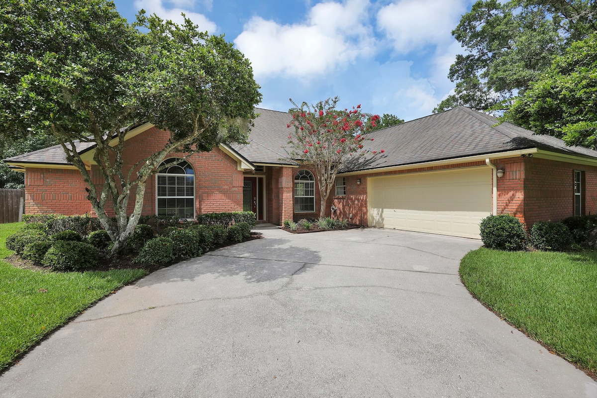 Southern Oaks Charm FL Pool Home