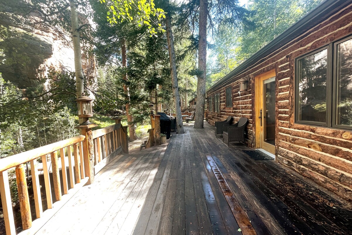 Streamside Cabin with creek and rock canyon walls