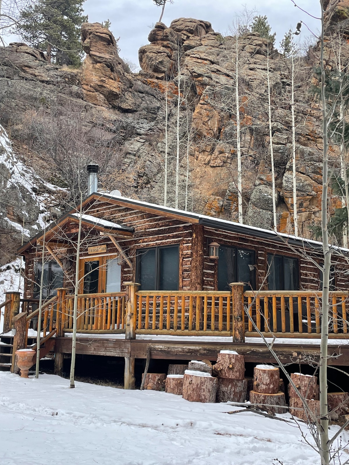 Streamside Cabin with creek and rock canyon walls