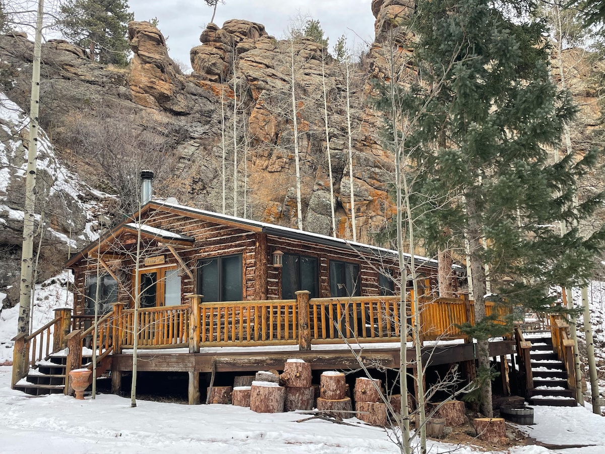 Streamside Cabin with creek and rock canyon walls