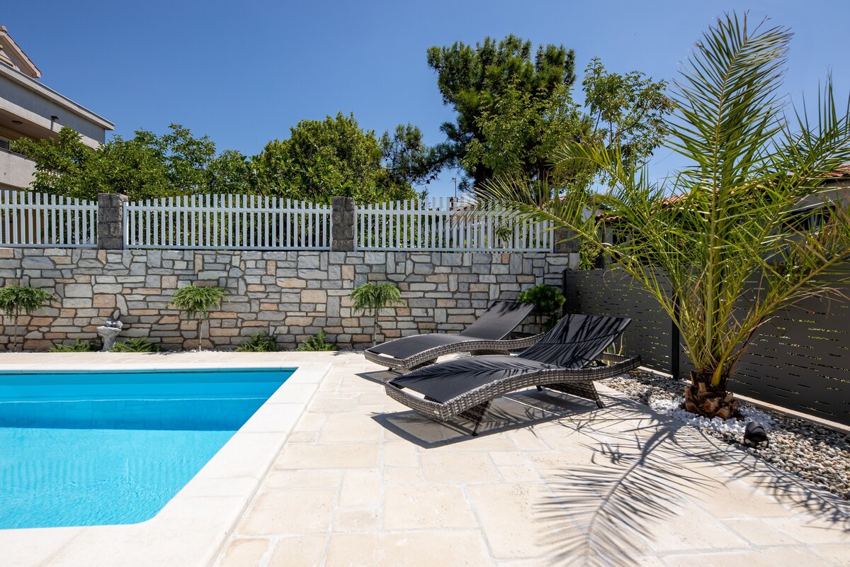 Luxury Apartment With Pool