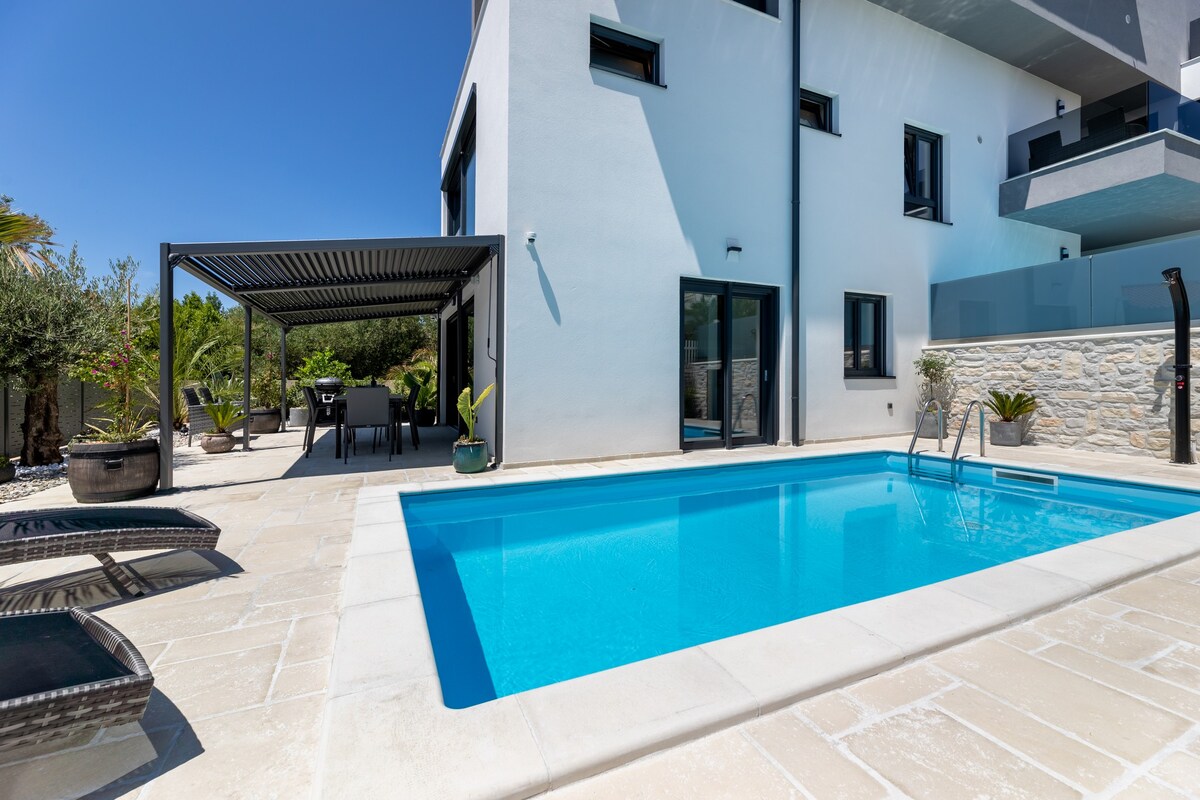 Luxury Apartment With Pool