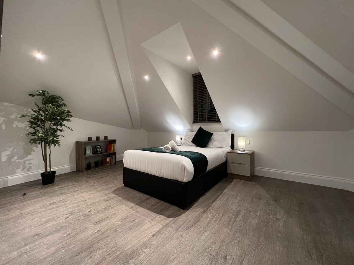 Stunning 7 Bed+ En-suite Flat
