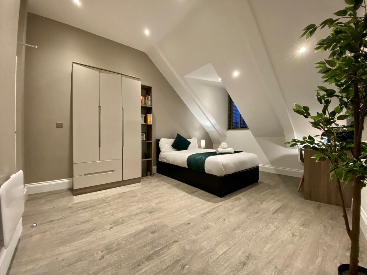 Stunning 7 Bed+ En-suite Flat