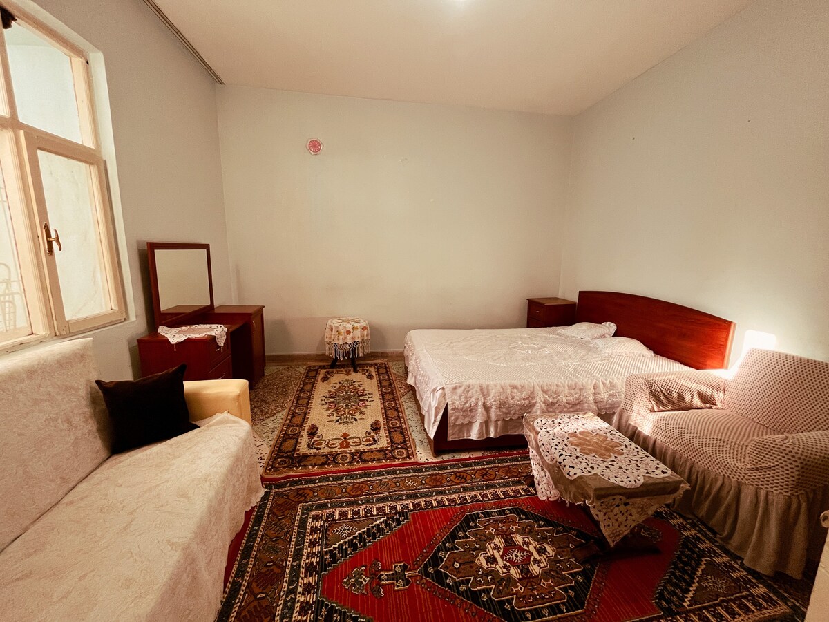 带历史悠久的Mardin景观客房的双人客房