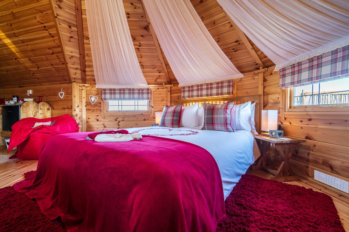 Cosy Queen of Hearts Cabin