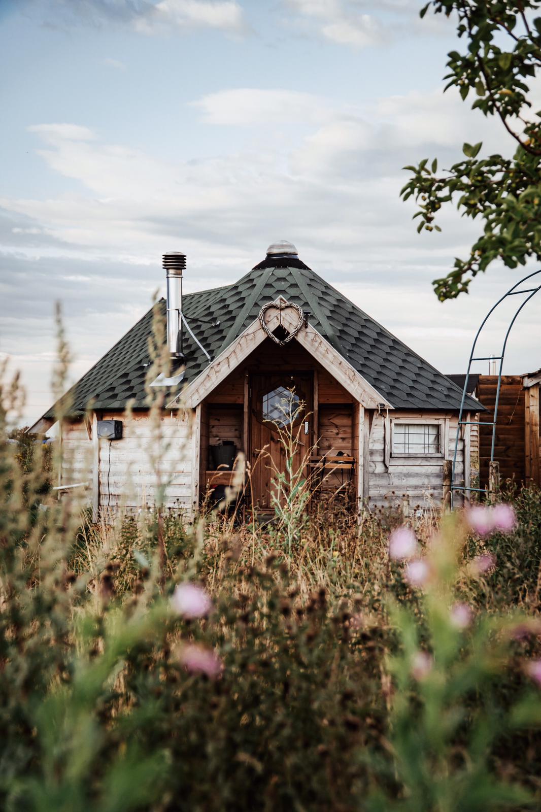 Cosy Queen of Hearts Cabin