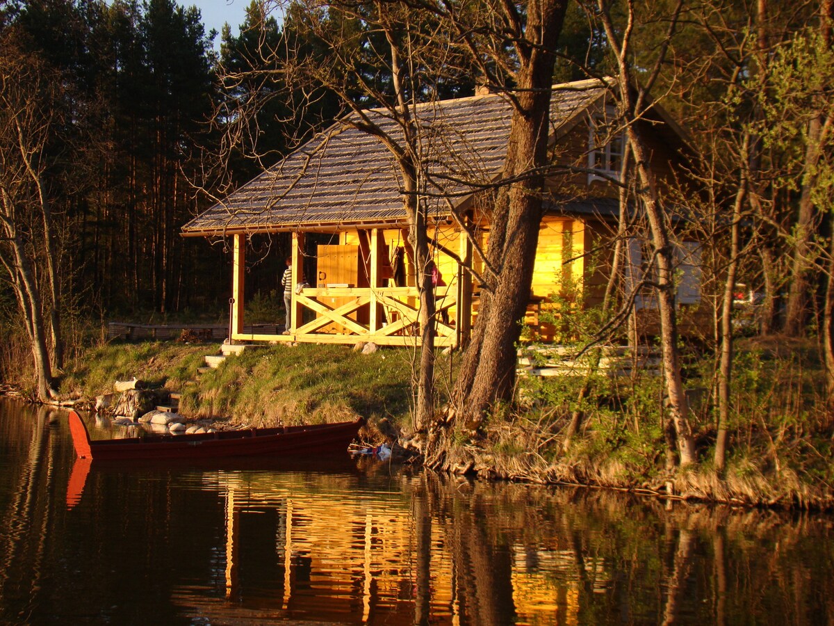 Lakefront Log House and Sauna