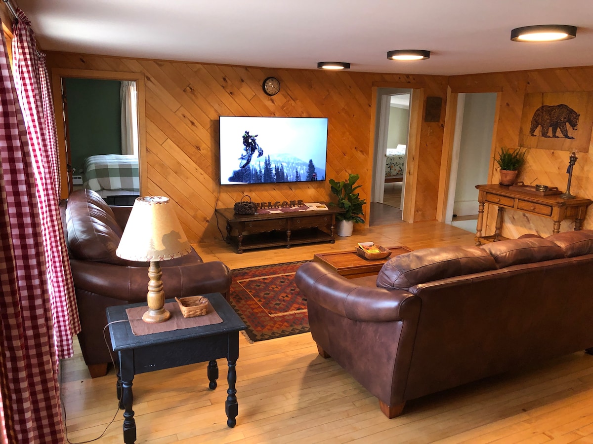 Spacious Copper Country Charm - Pine Street Lodge