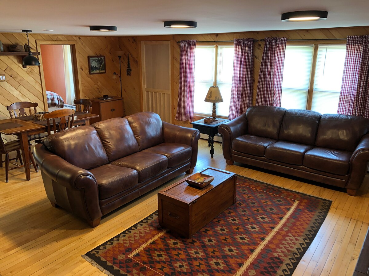 Spacious Copper Country Charm - Pine Street Lodge