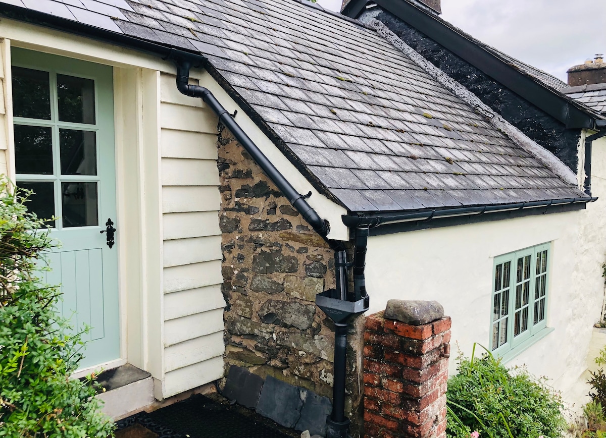 The Byre, cosy cottage with views in Llangadfan.