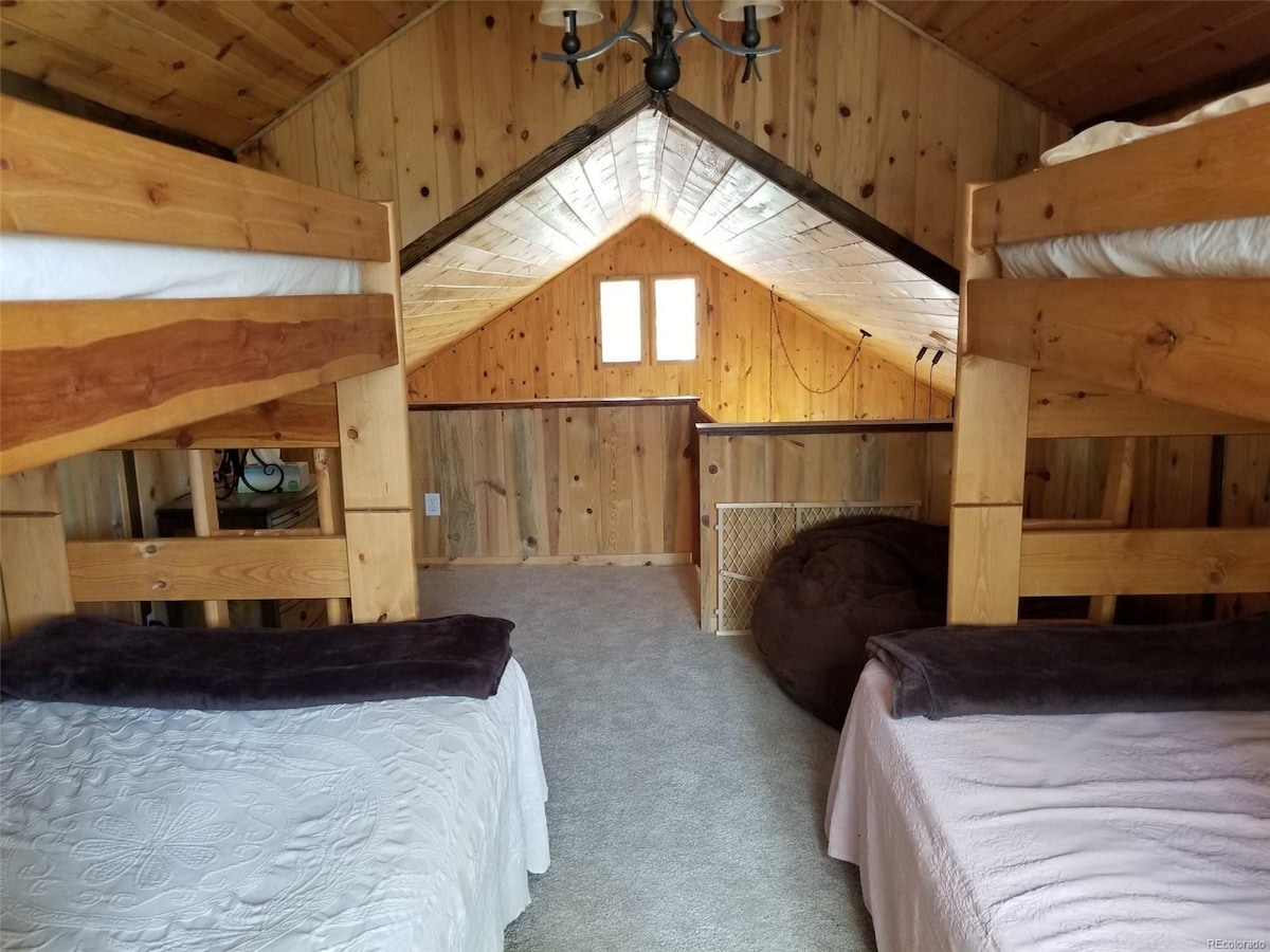 Cabin w/ Rocky Mountain Views!