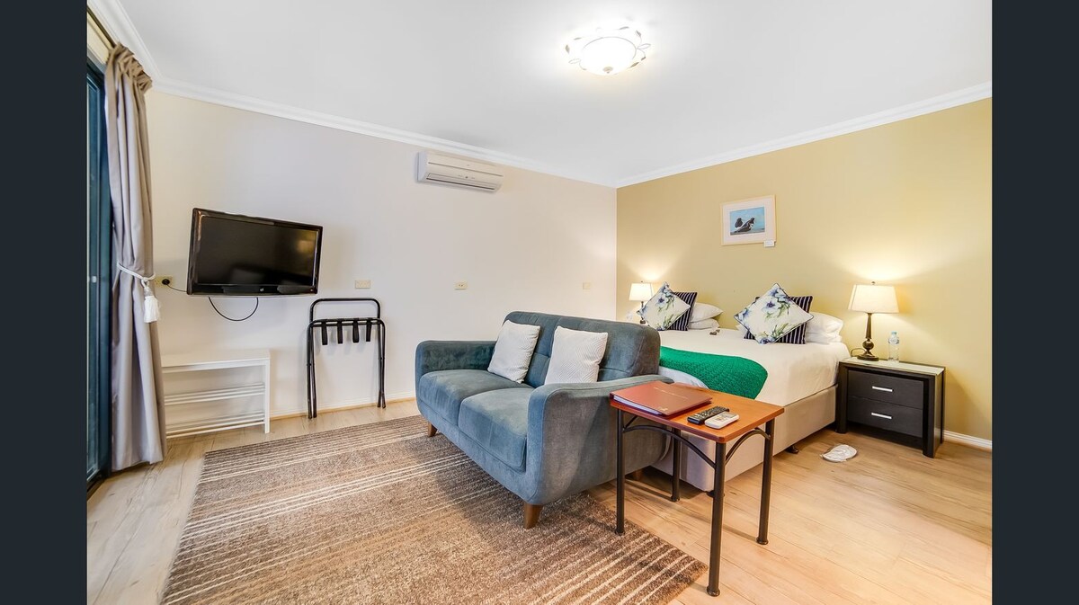Oyster Cove Chalet- Studio Apartment King/Twin