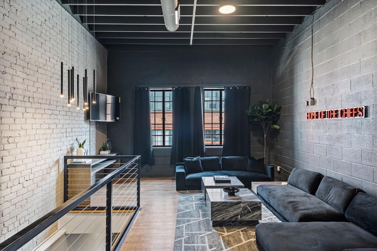 Crossroads Luxe Loft (3000+ sq/ft)-PRIME location