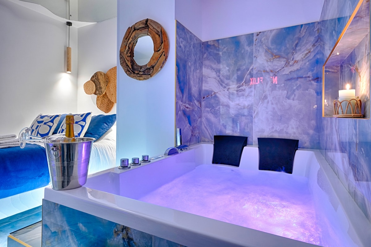 Welcome to Santorini / Jacuzzi