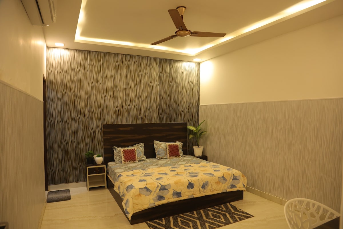 Ekant + Couple Friendly Room