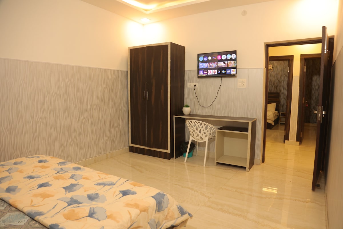 Ekant + Couple Friendly Room