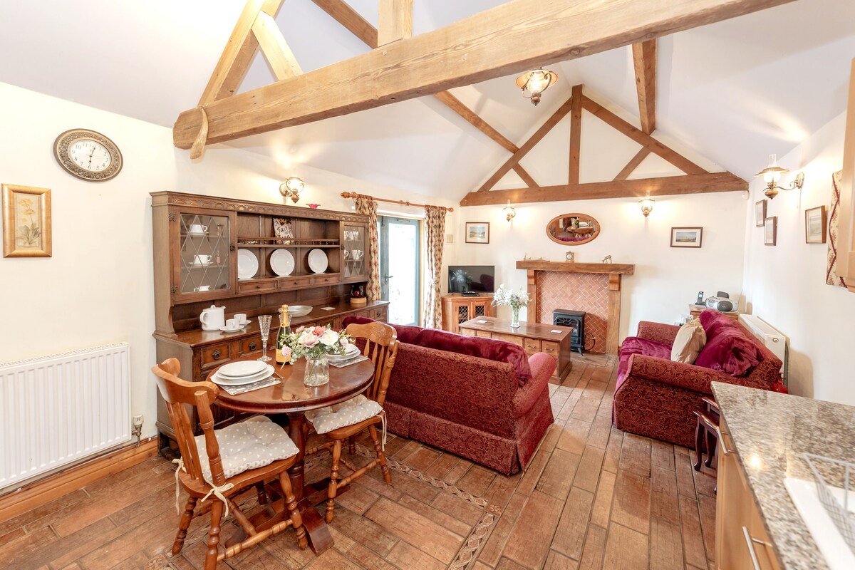 Yews Barn, cosy up with fields of deer surrounding