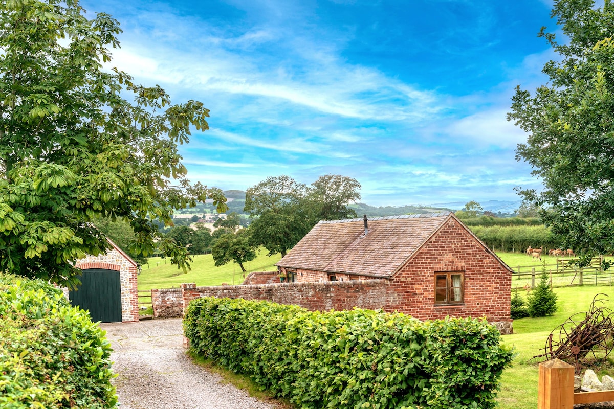 Yews Barn, cosy up with fields of deer surrounding