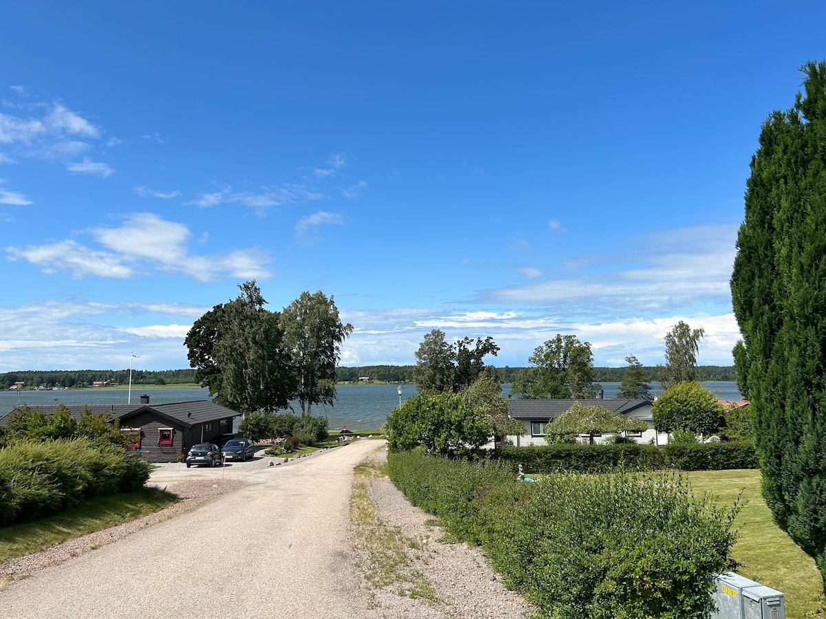 Idyllisk sommarstuga vid vattnet