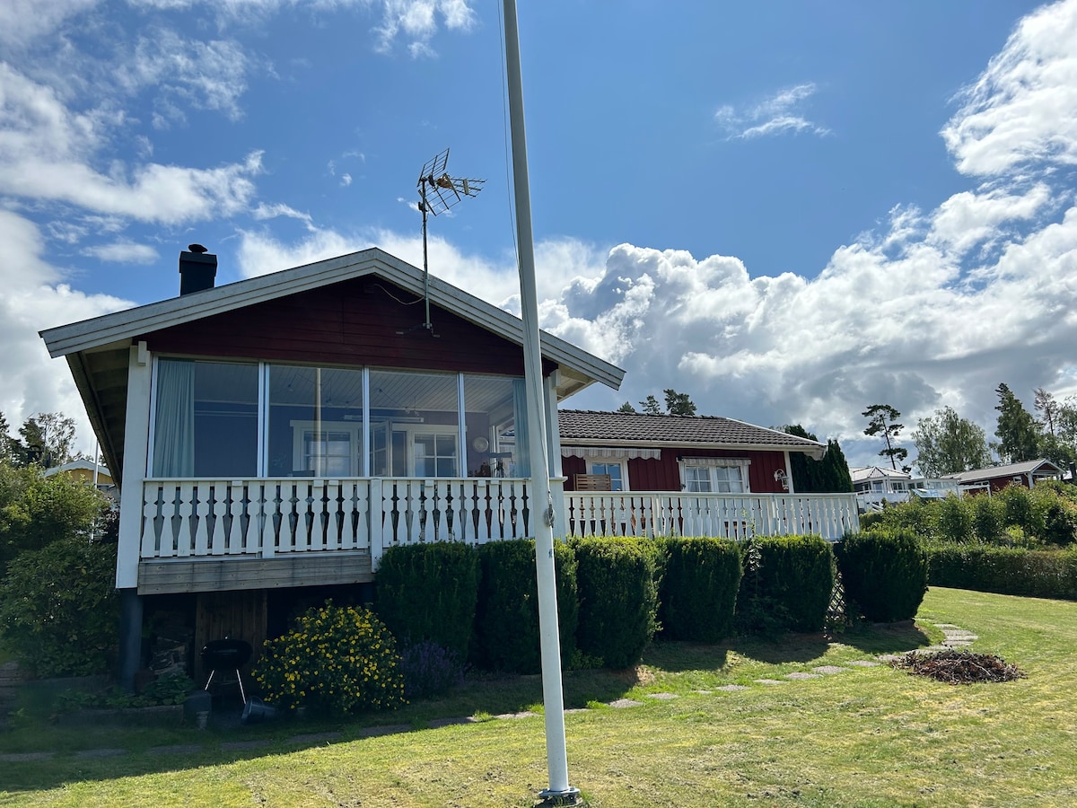 Idyllisk sommarstuga vid vattnet