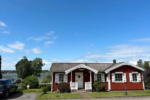 Idyllisk sommarstuga vid vattnet