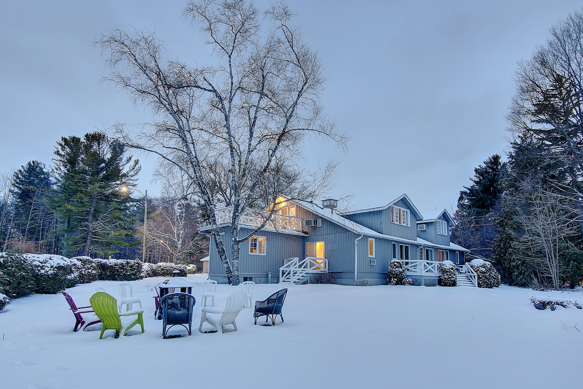 Spacious 10-Bedroom Cabin at Lake Simcoe