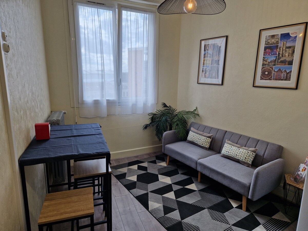 Chambre,salon/cuisine en commun