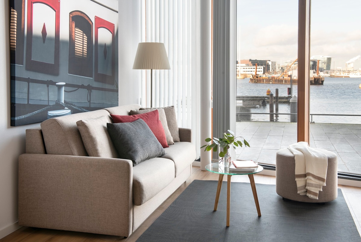 Nordic Design Riverfront Apartment w Views