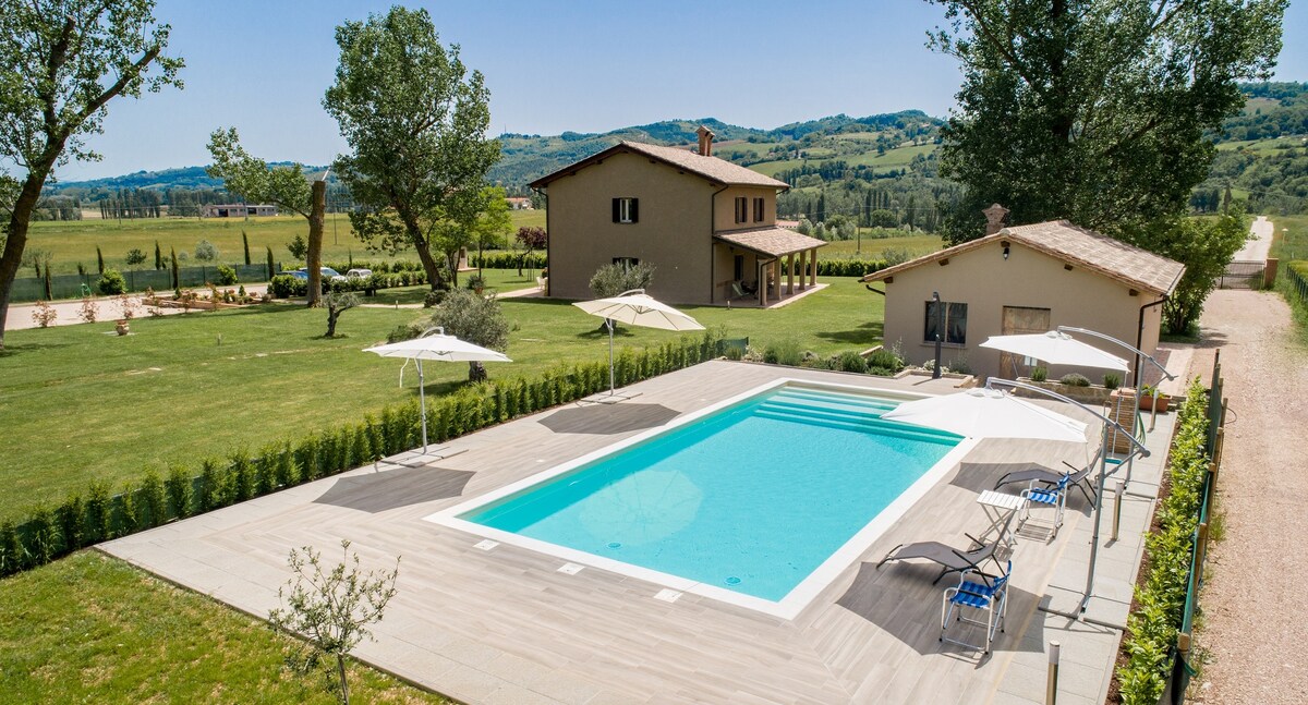 Agriturismo Querceto ，带翁布里亚泳池