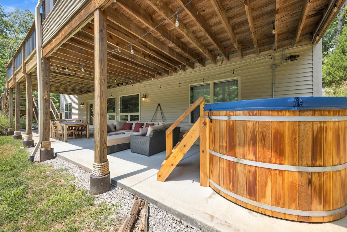 Luxury Cozy Lakefront Cedar Tub