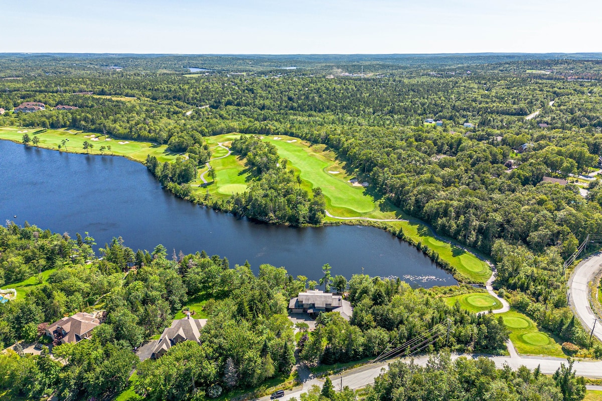 Serene modern Lakehouse on Golf Course