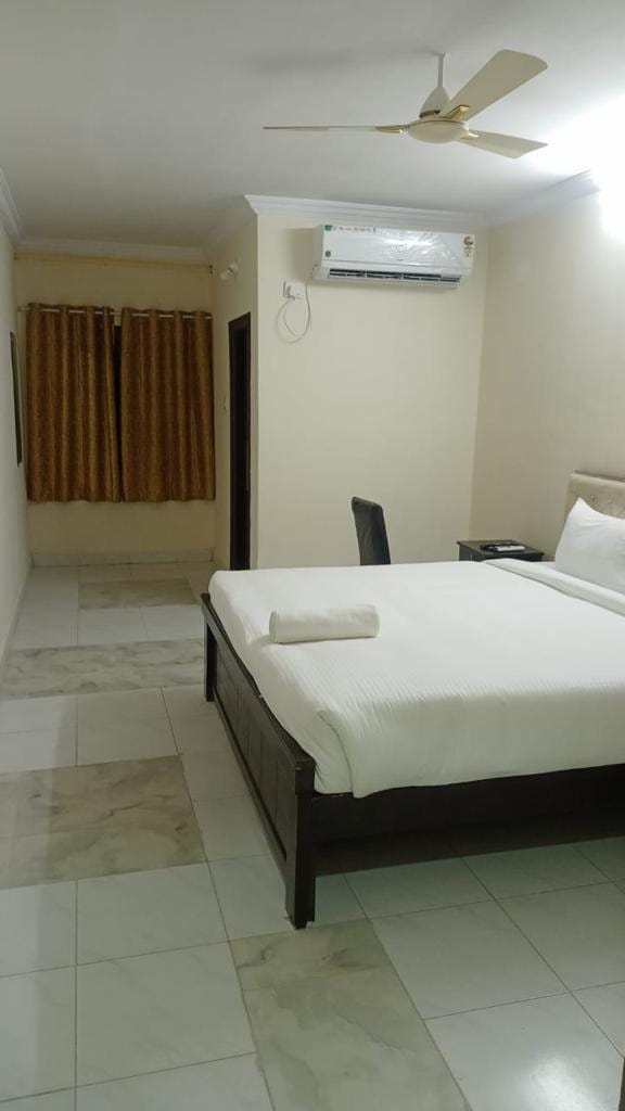 Deluxe Rooms Near Aig Hospital