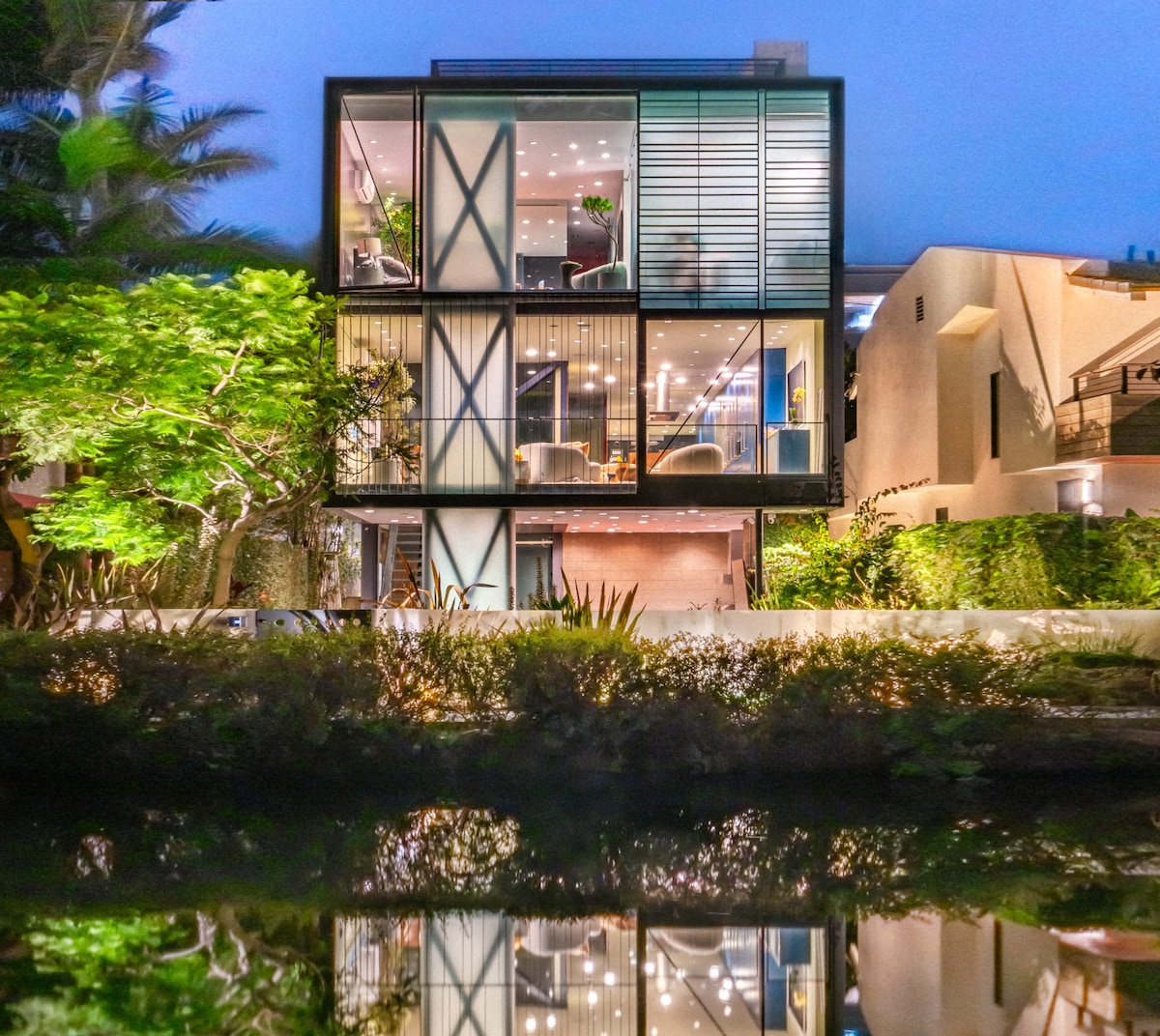 THE Epic "Hover House" on the Venice Beach Canals