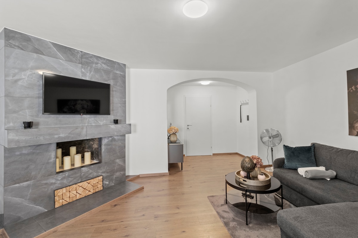 Fireplace Charm in Bruck | 50m2 | 10 Min to Train