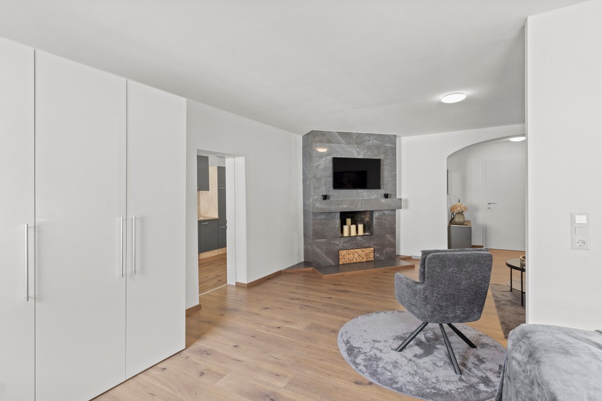 Fireplace Charm in Bruck | 50m2 | 10 Min to Train