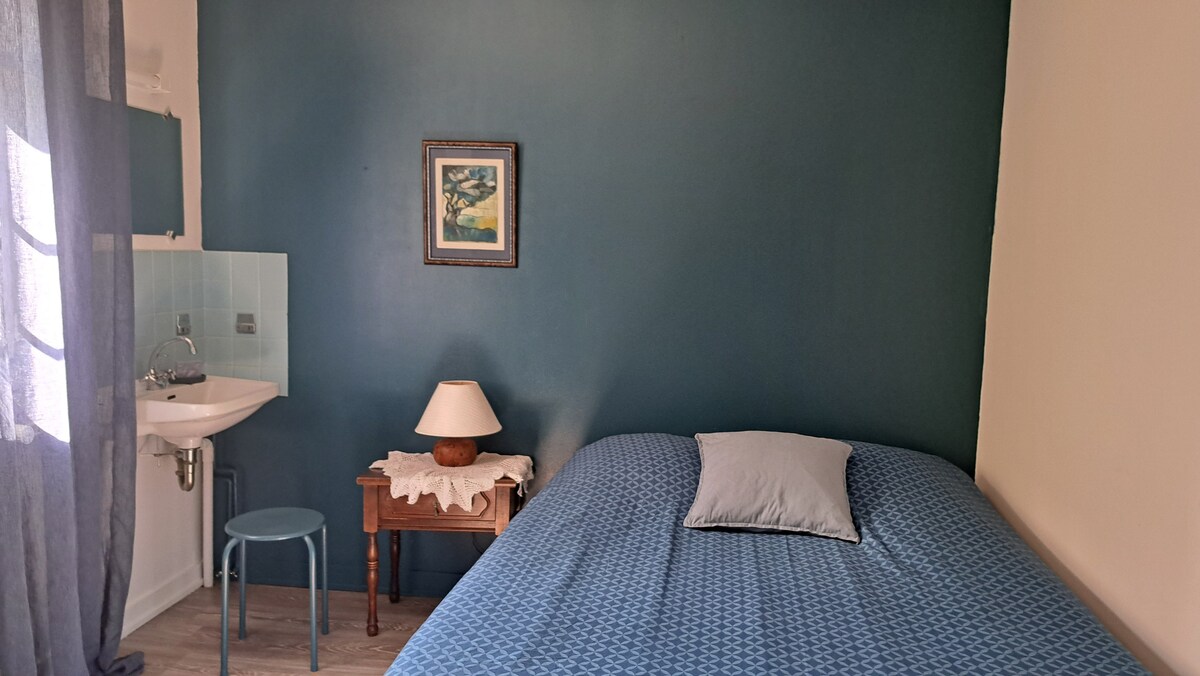 Chambre bleue privée maison spacieuse