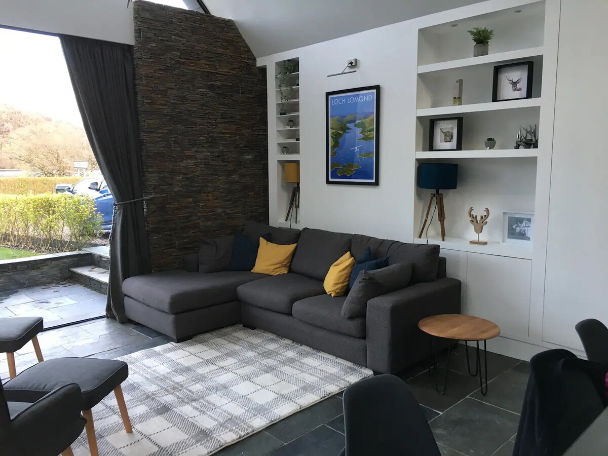Stunning 4 bedroom cottage with Loch Lomond views