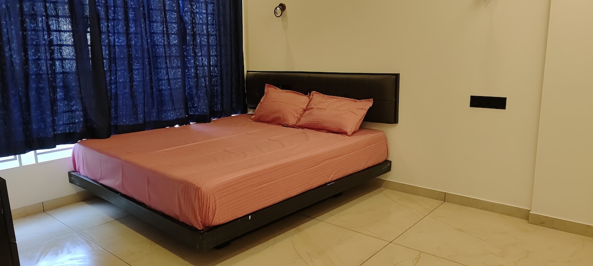 01 | 2BHK |Clean & Pvt | Couple Friendly | Bathtub