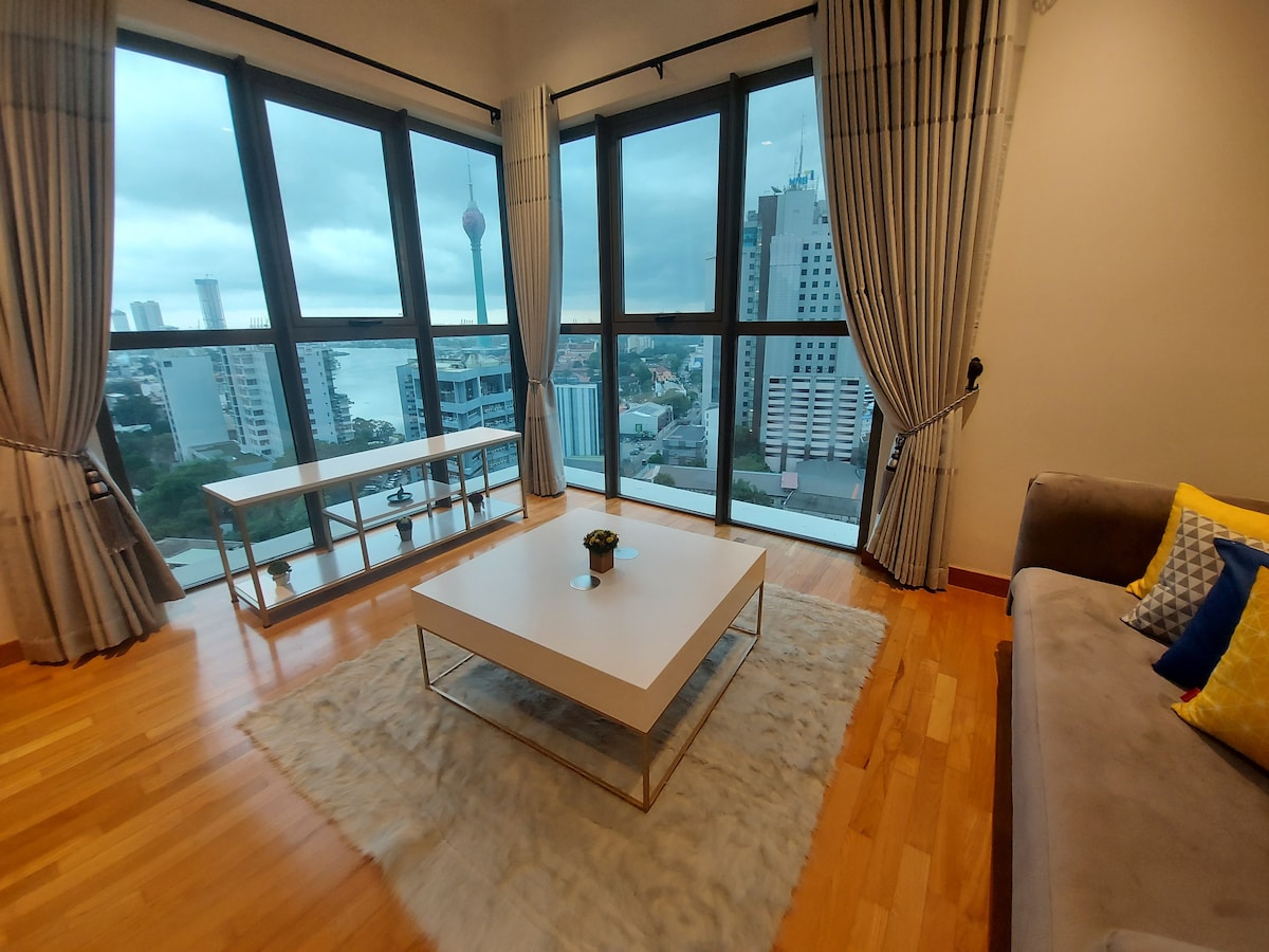 Stylish 2BR Oasis: Lake & Skyline views in Colombo