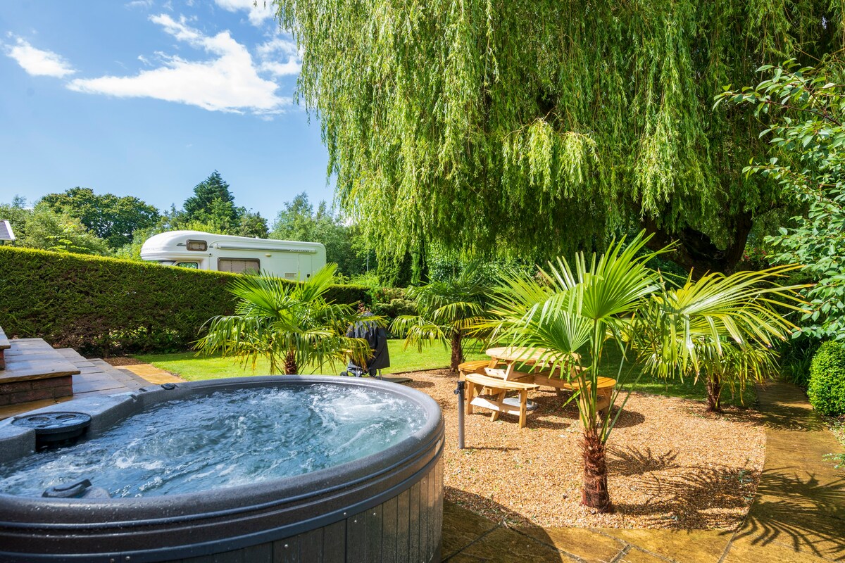 Waterside Cottage - Hot Tub, Mooring, Arcade, Bar