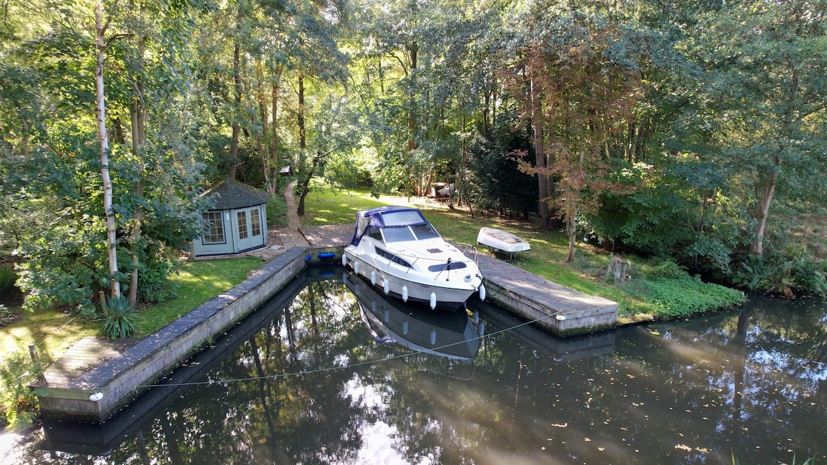 Waterside Cottage - Hot Tub, Mooring, Arcade, Bar