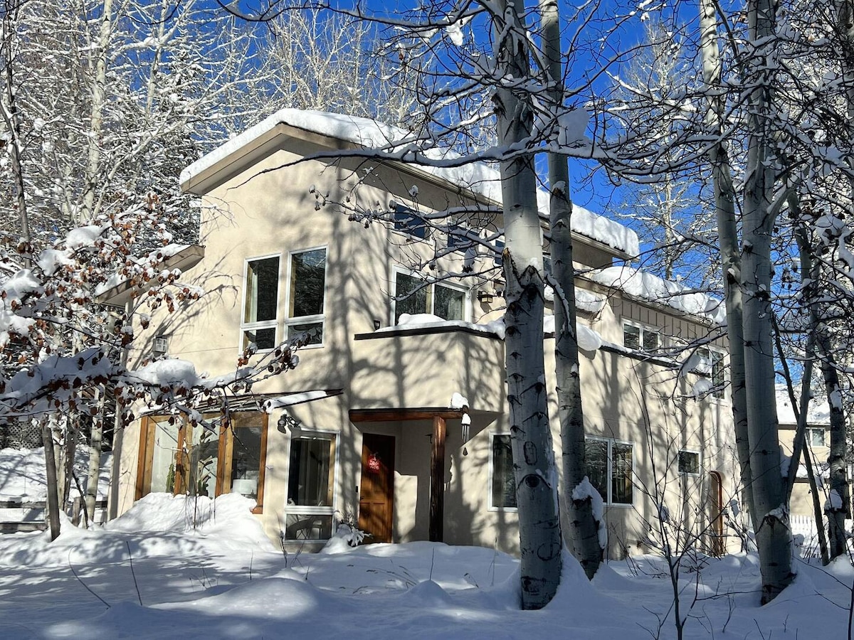 Ketchum/Sun Valley Treehouse Retreat in Woods