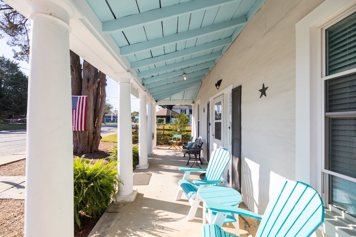 The Lyellton House: Water View, Steps from Beach