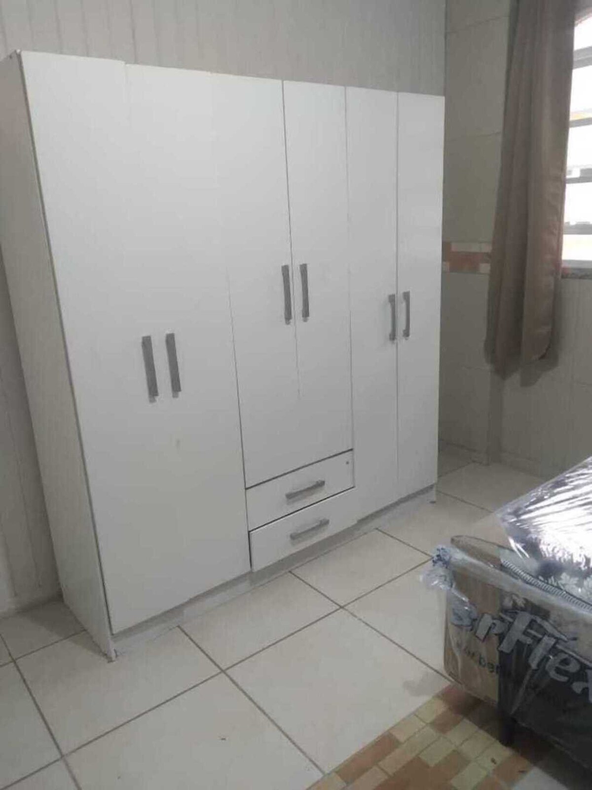 Apto mobiliado com um quarto.