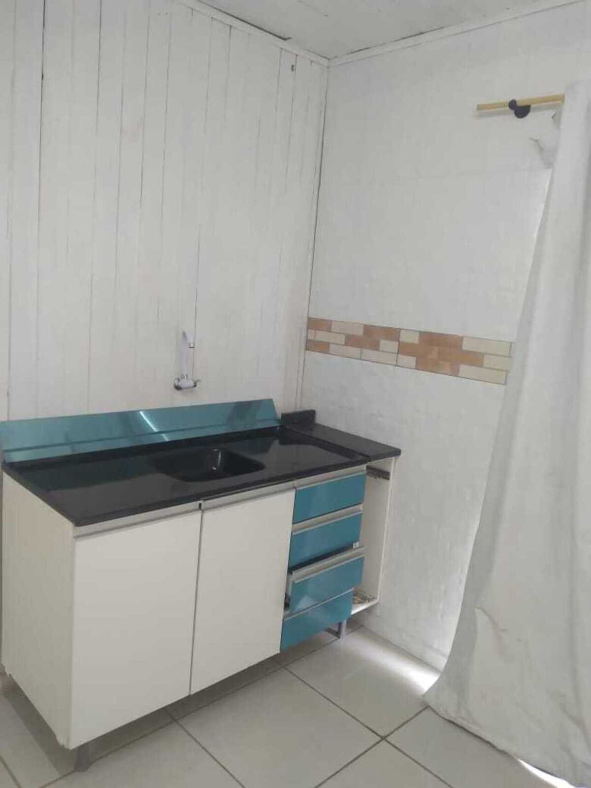 Apto mobiliado com um quarto.